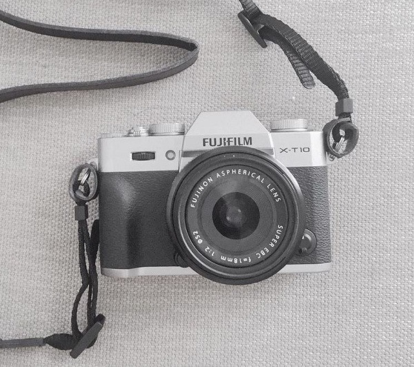 Thời gian khá lâu trước đó, nam ca sĩ "Hãy trao cho anh" sở hữu một chiếc Fujji Film XT10. Đây là chiếc máy ảnh từng được đánh giá là đáng mua nhất năm 2016, với cảm biến APS-C X-Trans II CMOS, độ phân giải 16,3 megapixel cùng bộ xử lý ảnh EXR II. Ảnh: Instagram NV