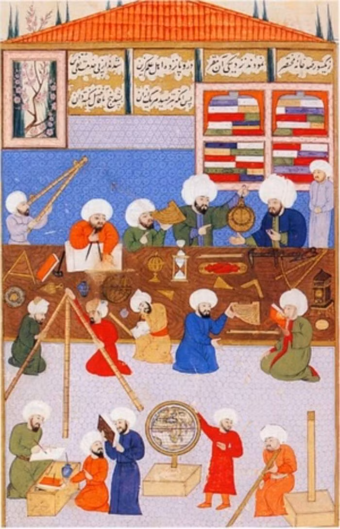 Dự án đầu tiên về không gian được thực hiện tại Iraq từ thế kỉ thứ 9 Sau Công Nguyên. Ý tưởng xây đài quan sát không mới mẻ, nhưng đây dự án khoa học đầu tiên do nhà nước bảo trợ. Các nhà nghiên cứu chưa biết chính xác dụng cụ được sử dụng trong đài quan sát al-Shammasiyya. Chúng có thể bao gồm một đồng hồ Mặt Trời, dụng cụ đo độ cao thiên thể và thước đo độ đặt trên tường để tính chính xác vị trí của thiên thể trên bầu trời.