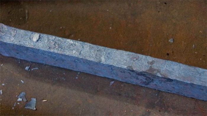 Thép Damascus là một phát minh vĩ đại của người cổ đại. Thời Trung cổ, những thanh kiếm rèn từ thép Damascus được làm ra tại vùng Trung Đông với nguyên liệu thô là thép Wootz, có xuất xứ từ châu Á. Nó bền chắc một cách khó hiểu. Thậm chí, Công nghệ Nano (công nghệ chế tạo các thiết bị cực nhỏ) được cho là đã được vận dụng vào việc chế tạo ra thép Damascus.