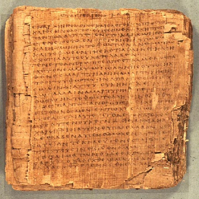 Giấy được người Ai Cập cổ phát minh vào những năm 4000 trước Công nguyên. Giấy papyrus được làm từ cây papyrus, nghiền thành những tờ giấy mỏng, cứng. Về sau, người Hi Lạp cổ đại đã dùng da động vật để làm giấy.