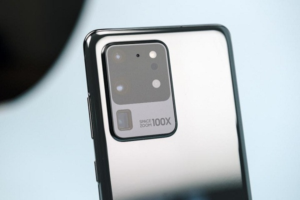  Galaxy S20 Ultra (cấu hình tốt nhất): Xét riêng về mặt thông số, Galaxy S20 Ultra là sản phẩm nổi bật nhất ra mắt nửa đầu 2020, được Samsung chăm chút hơn nhiều so với những ''con cưng'' khác. S20 Ultra chay hệ điều hành Android 10 với giao diện tuỳ biến OneUI, camera hệ thống 5 ống kính, có khả năng zoom xa 100x.