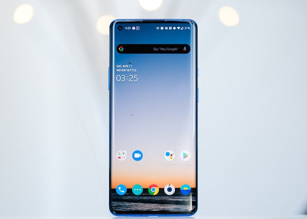  OnePlus 8 (màn hình tốt nhất): Smartphone này có màn hình 6,78 inch với độ phân giải QHD+, hỗ trợ HDR10+ cùng khả năng hiển thị tới 1 tỷ màu sắc, tần số làm tươi 120 Hz. Độ chính xác màu sắc, độ tương phản, độ sáng tối đa là những tiêu chí của OnePlus 8 được các chuyên gia đánh giá cao.