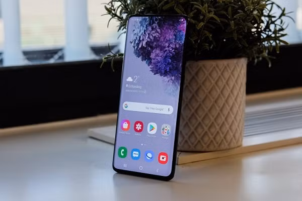  Galaxy S20 và S20+ (Android tốt nhất): Nếu tìm kiếm một chiếc smartphone hệ điều hành Android tốt nhất thì bộ đôi này là sự lựa chọn không tồi. Thiết kế bắt mắt, màn hình đẹp độ phân giải QHD+, hiệu năng cao và thời lượng pin lâu là những điểm được đánh giá cao ở sản phẩm.