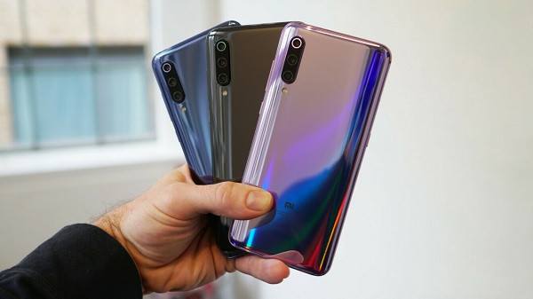 Xiaomi Mi 9 (flagship giá tốt nhất): Tuy có mức giá thấp nhưng Mi 9 có cấu hình tốt hơn nhiều smartphone cận cao cấp,như Galaxy A hay Oppo Reno series. Máy được trang bị chip Snapdragon 855, hỗ trợ sạc nhanh, từng là chiếc điện thoại có hiệu năng và camera tốt nhất thị trường năm 2019.