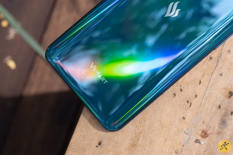 Vào năm 2019, chúng ta đã chứng kiến hai cái tên của làng công nghệ lần lượt trình làng nguyên mẫu điện thoại có camera ẩn dưới màn hình, đó là từ Xiaomi và OPPO. Tuy nhiên, tới tận thời điểm năm 2020, vì nhiều lý do công nghệ mới chưa kịp hoàn thiện và vẫn còn rất nhiều lỗi, cùng với ảnh hưởng của dịch bệnh Covid-19 nên họ vẫn đang lỡ hẹn với người dùng.