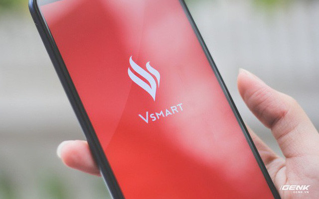 Thay vì tập trung vào công nghệ này, có lẽ Samsung vẫn đang mải mê với màn hình uốn dẻo và liên tục cho ra đời những chiếc smartphone màn hình gập. Phía bên kia chiến tuyến là Apple bây giờ còn chẳng thèm quan tâm điều gì ngoài việc tập trung cải tiến cho thế hệ iPhone 12 và iOS 14 sắp tới.