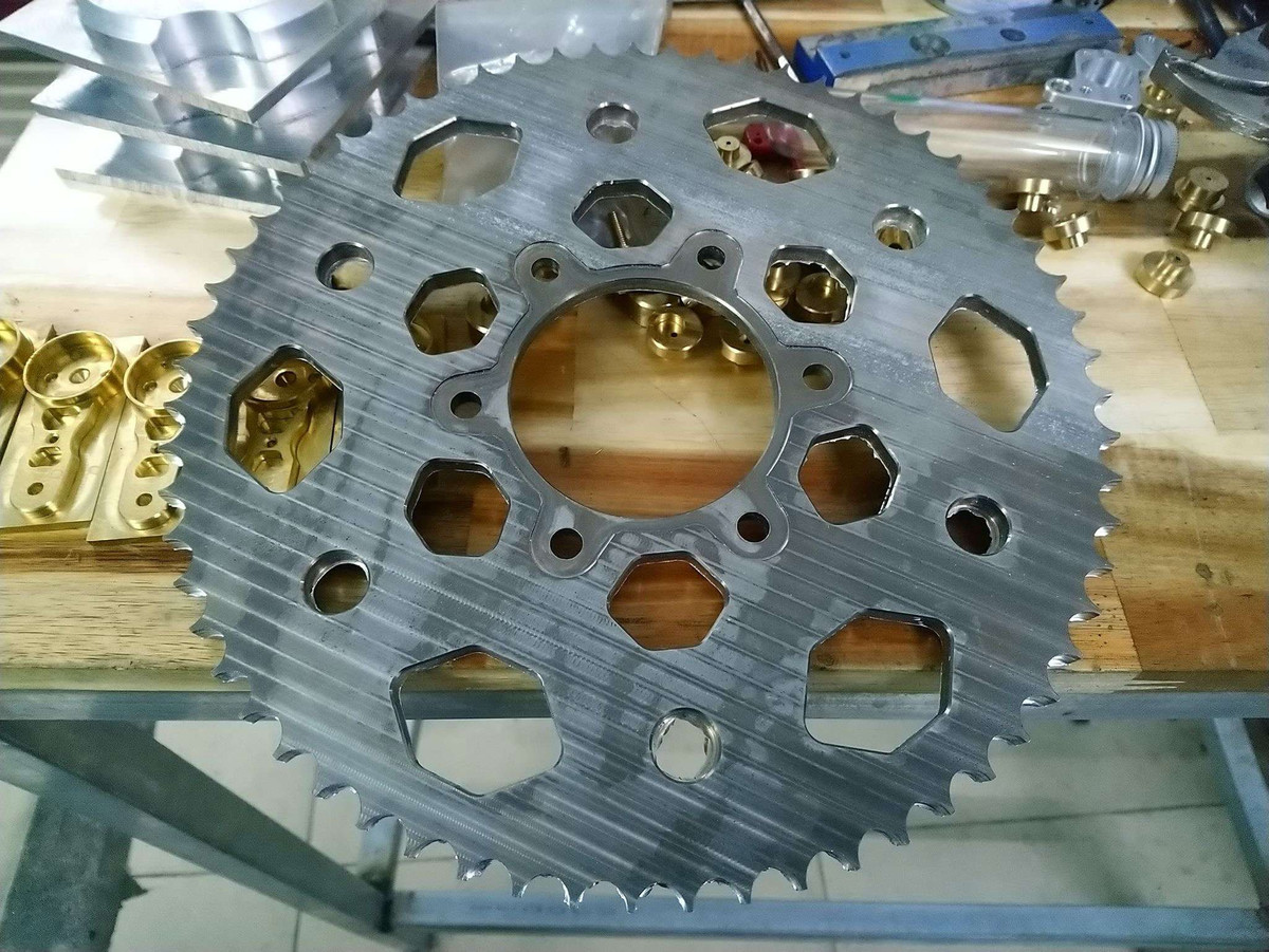 Thậm chí đến từng đĩa xích, bộ truyền động cũng được anh chàng tự tay làm, cắt CNC tỷ mỉ.