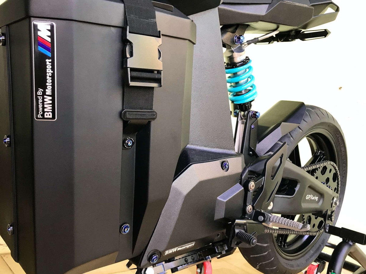 Bộ pin được đặt nằm bên trong hộp này. Hiện tại, phiên bản thử nghiệm đang dùng ắc-quy chứ chưa phải pin, mục tiêu cuối cùng là hướng đến dùng pin lithium-ion.