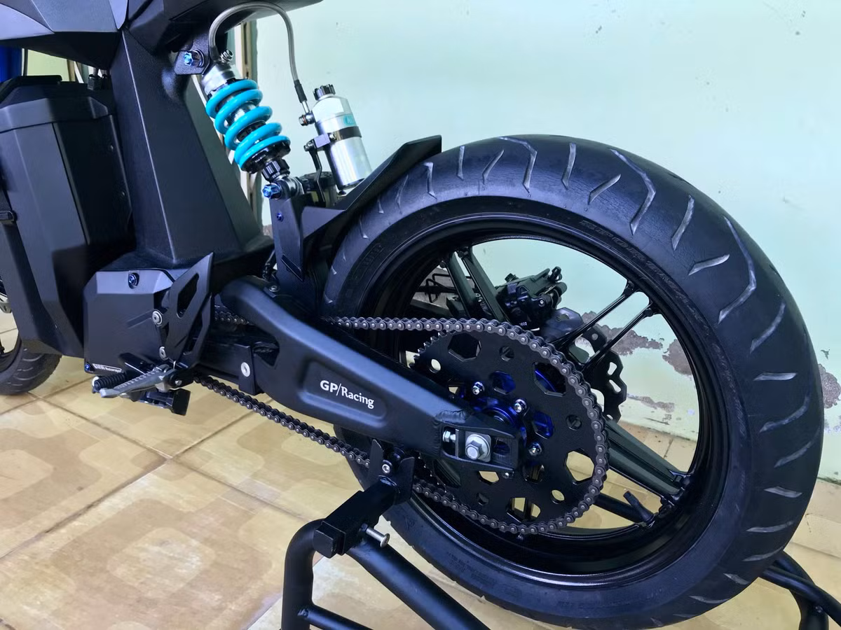 Ngoài việc tự tay gia công, tác giả cũng tận dụng nhiều bộ phận, phụ tùng của các loại xe khác. Mâm bánh sau của Exciter. Xe sở hữu hệ truyền động bằng dây xích.