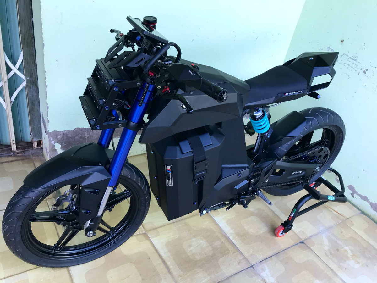 Khi lần đầu tiên bắt gặp hình của của chiếc xe được chia sẻ trên các trang mạng, ít người nghĩ đây là một sản phẩm được chế tạo bởi kỹ sư Việt Nam. Các chi tiết nhựa và kim loại đều được phủ lên một màu sơn đen nên cho cái nhìn tốt về mặt thị giác. Nổi bật nhất có lẽ là cặp phuộc trước sơn xanh và phuộc sau cũng có màu xanh với tông nhạt hơn.