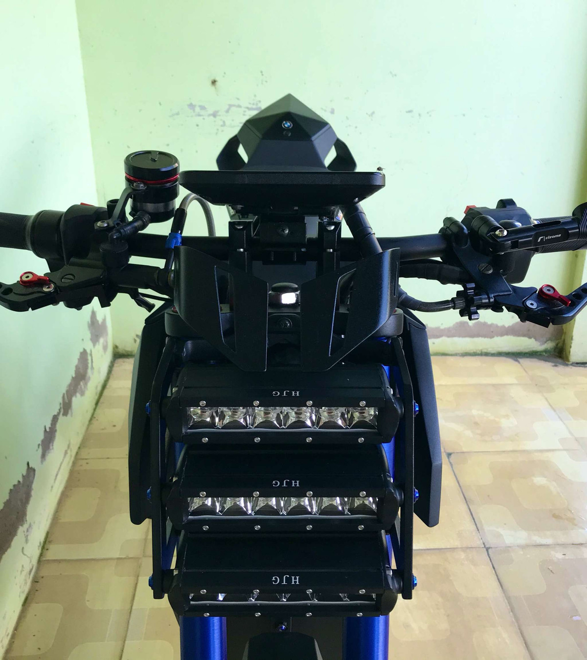 Đèn xe là phụ tùng của chiếc Honda MSX. Khi lắp vào khiến chiếc xe nhìn hầm hố hơn, tựa như những chú robot.