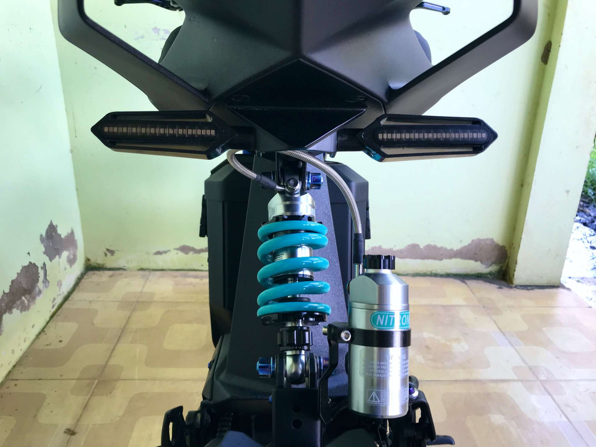 Đèn xinhan sau của xe nhìn gọn gàng, sử dụng công nghệ LED.