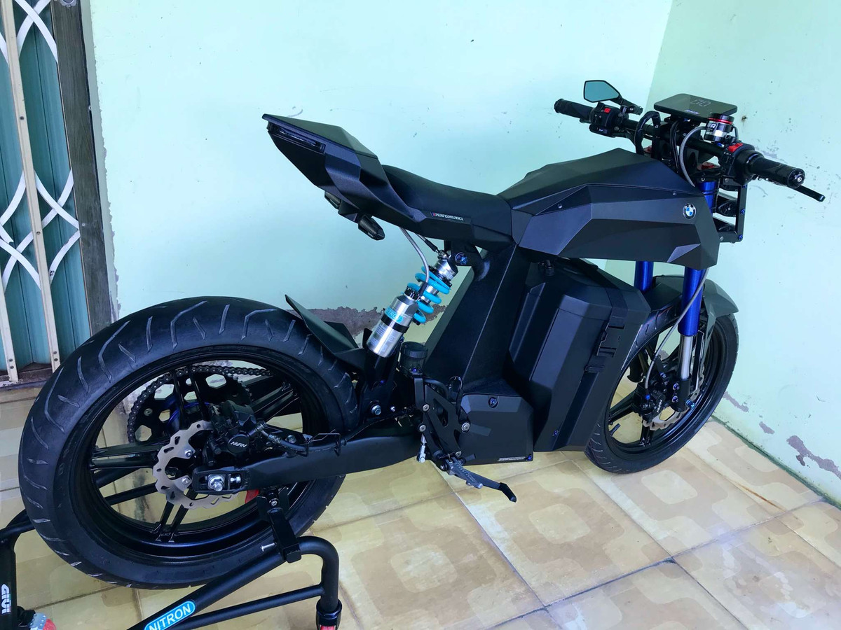 Chiếc xe được làm theo dáng của những chiếc Cafe Racer tân cổ điển với yên đơn.