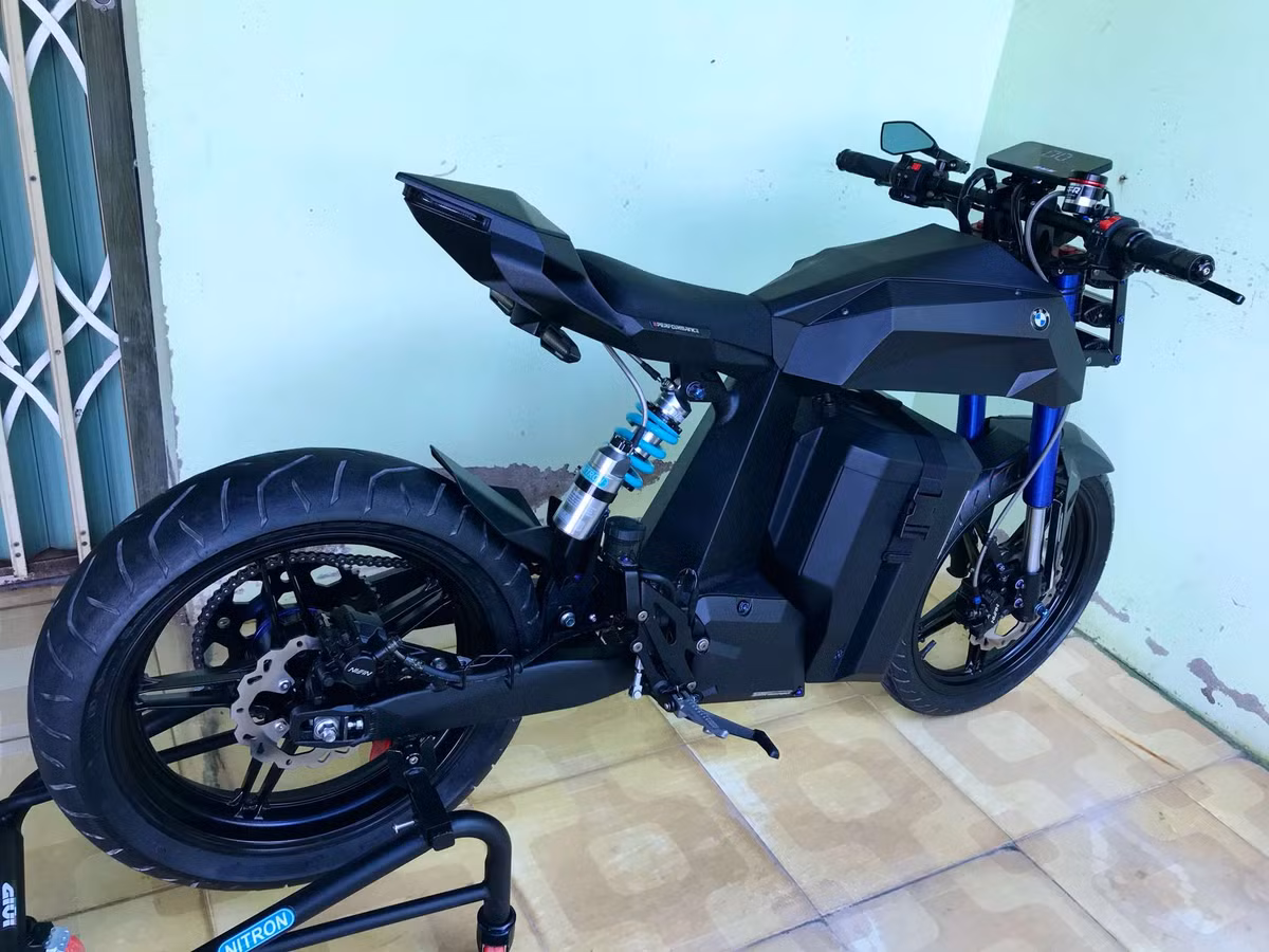 Chiếc xe được làm theo dáng của những chiếc Cafe Racer tân cổ điển với yên đơn.