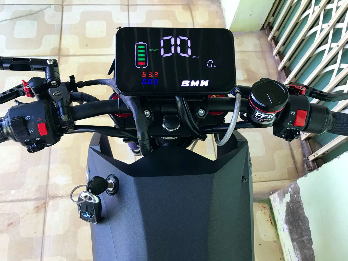 Đồng hồ kích thước lớn, hiển thị đầy đủ và rõ ràng các thông tin cần thiết. Từ góc này, có thể thấy vị trí cắm chìa khóa để khởi động động cơ của xe cũng khá độc đáo.