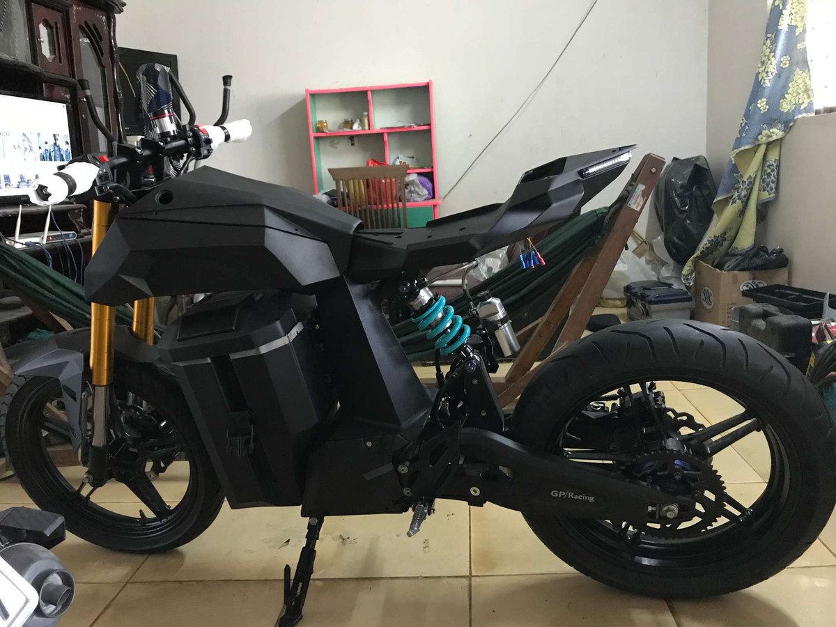 Đúng với ý tưởng ban đầu của các sinh viên Pháp, chiếc xe mà anh Vũ tạo ra vận hành dựa vào động cơ điện (công suất 2000 watt), tốc độ tối đa đạt được có thể lên đến 85 km/h.