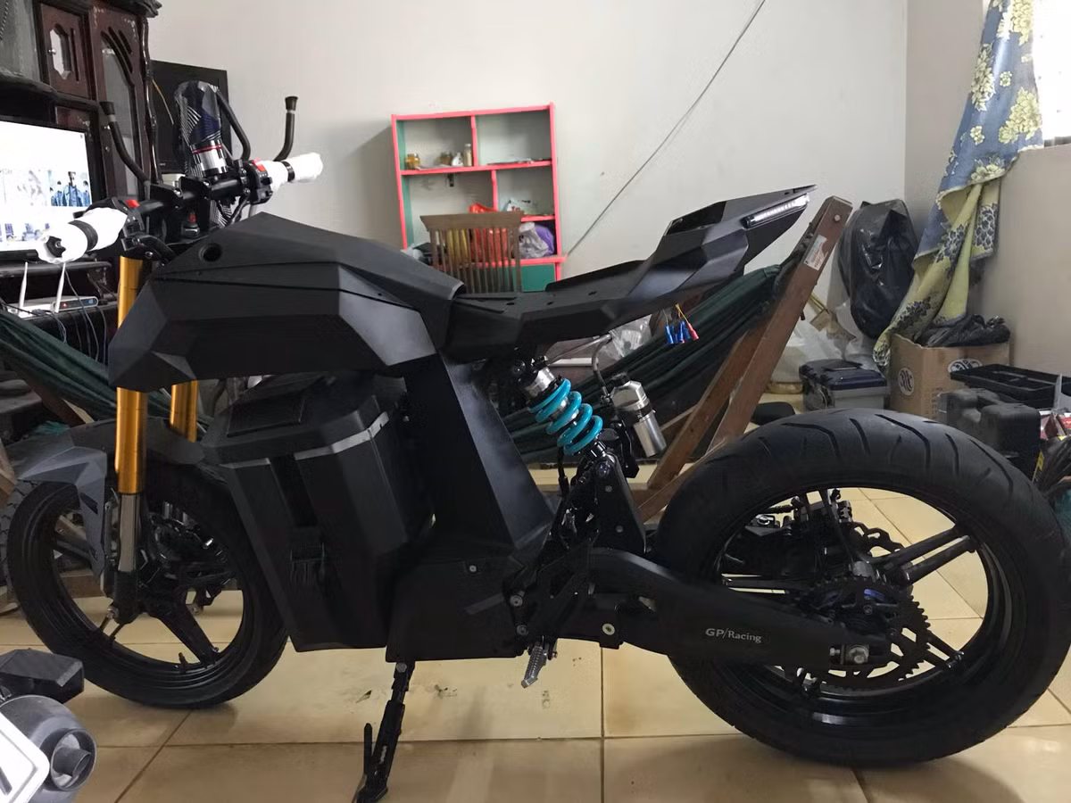 Đúng với ý tưởng ban đầu của các sinh viên Pháp, chiếc xe mà anh Vũ tạo ra vận hành dựa vào động cơ điện (công suất 2000 watt), tốc độ tối đa đạt được có thể lên đến 85 km/h.