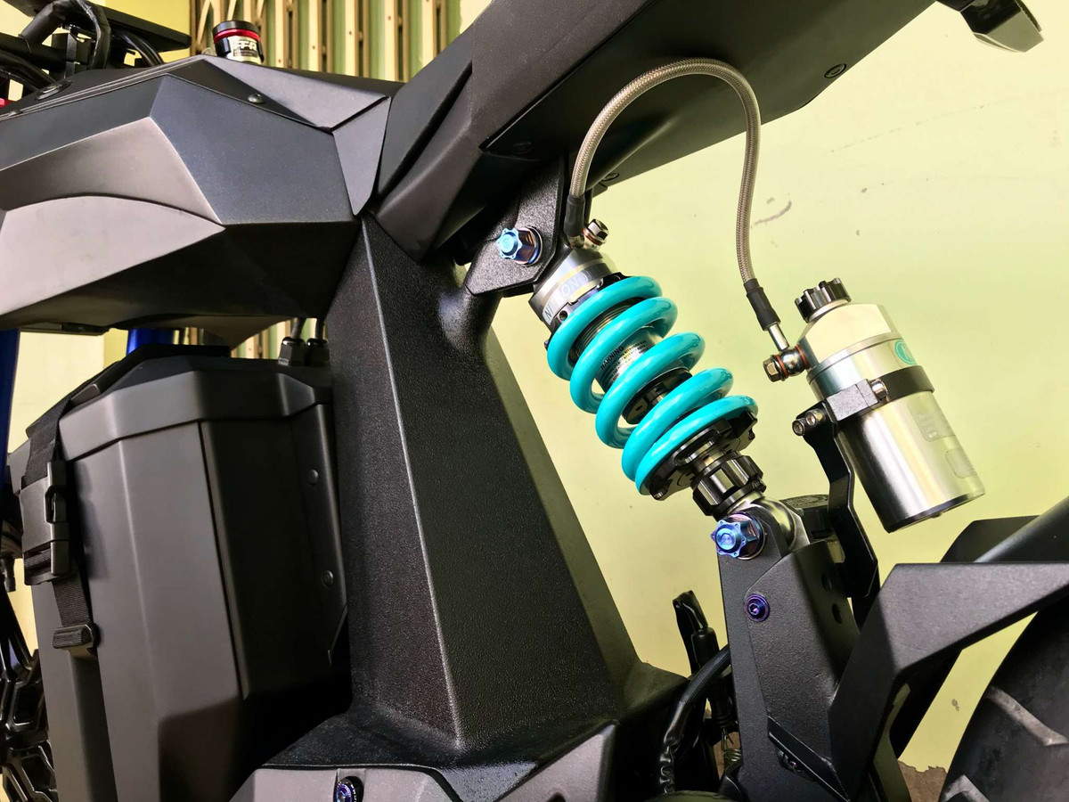 Phuộc sau là bộ giảm chấn thuỷ lực khá nổi bật với màu xanh và bình dầu rời trông khá độc đáo.