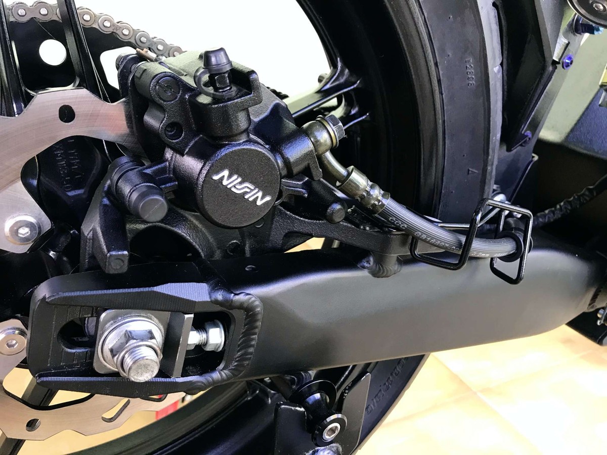Xe sử dụng hệ thống phanh đĩa trước sau của Nissin.