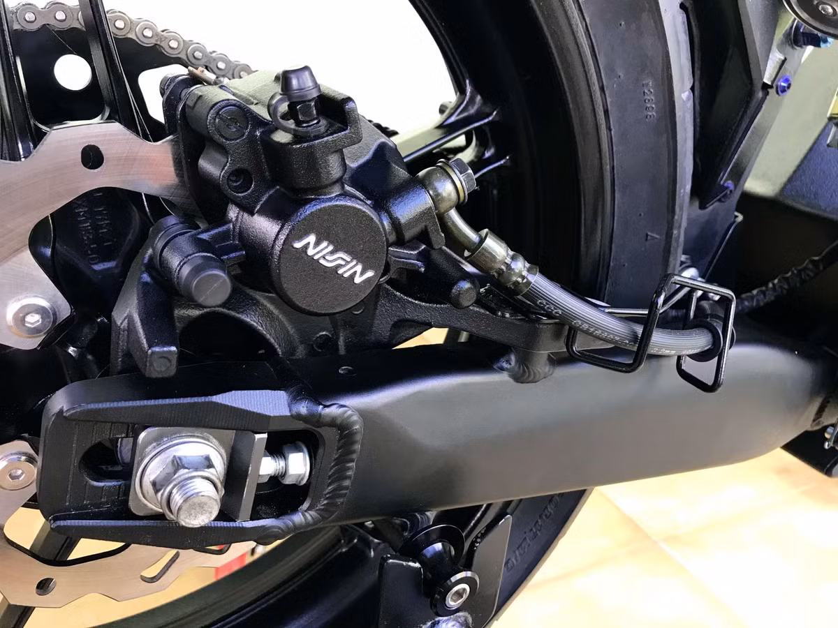 Xe sử dụng hệ thống phanh đĩa trước sau của Nissin.
