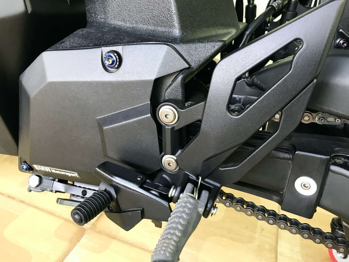 Phần gác chân cho người lái. Không giống như những chiếc xe điện khác với cách vận hành giống scooter, nghĩa là có hộp số biến thiên cô cấp CVT. Chiếc xe do anh Vũ chế tạo chia ra thành từng cấp số khác nhau, mỗi cấp số sẽ có một mức công suất khác nhau.