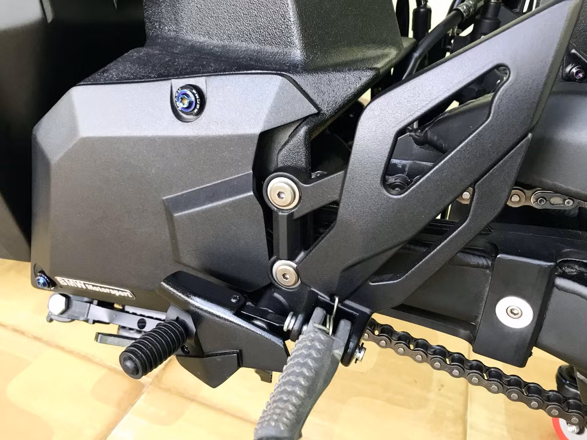 Phần gác chân cho người lái. Không giống như những chiếc xe điện khác với cách vận hành giống scooter, nghĩa là có hộp số biến thiên cô cấp CVT. Chiếc xe do anh Vũ chế tạo chia ra thành từng cấp số khác nhau, mỗi cấp số sẽ có một mức công suất khác nhau.