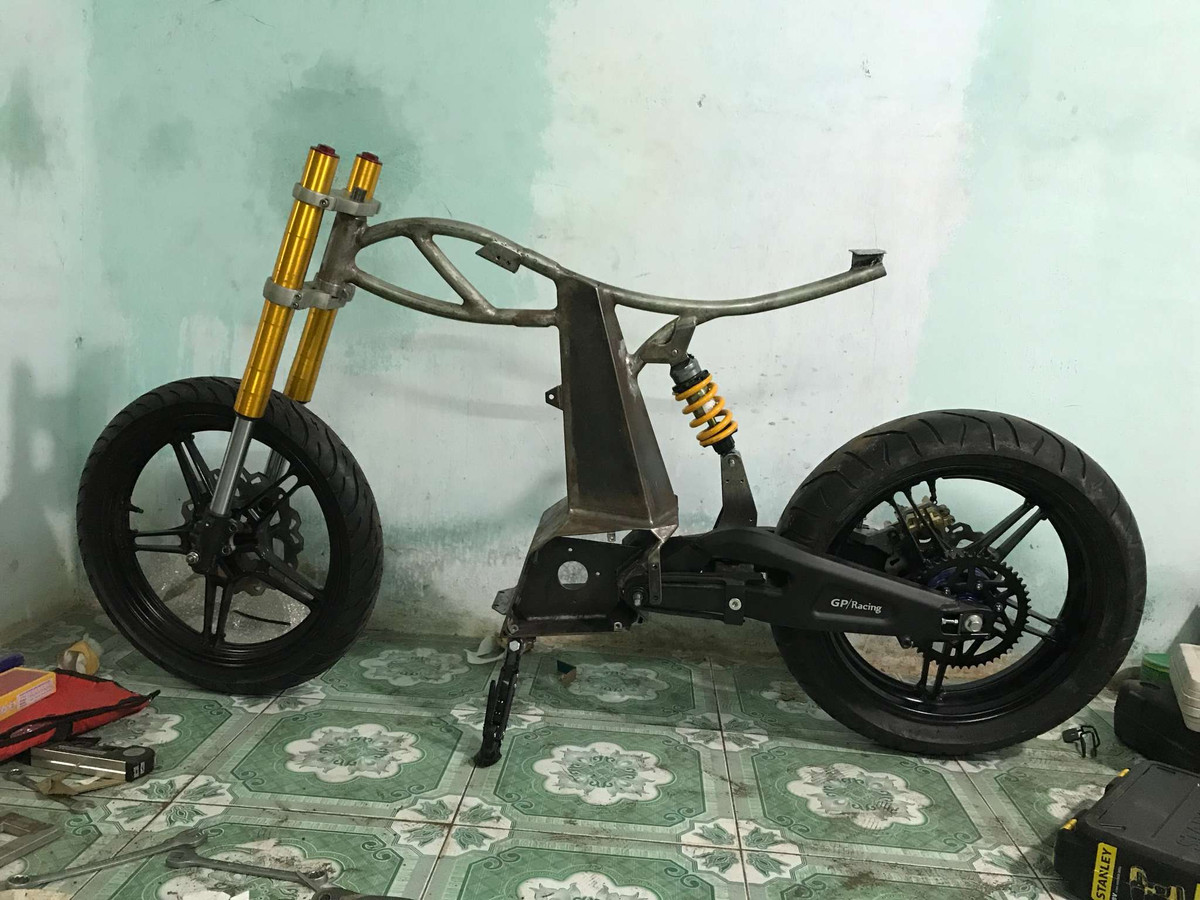 Anh Vũ bắt đầu thiết kế phần khung sườn bằng phần mềm Autodesk Inventor, sau đó tự cắt thép và hàn chúng lại với nhau.