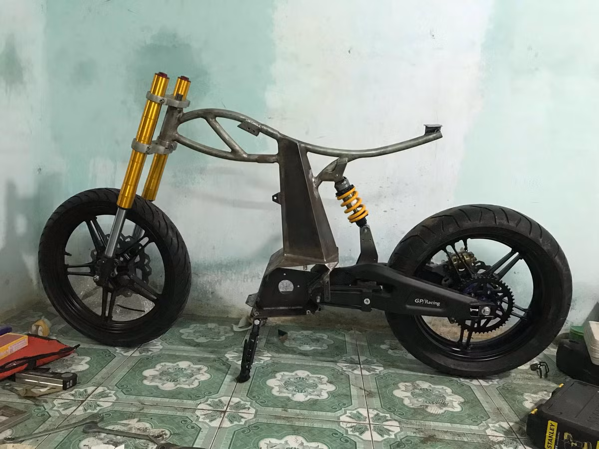 Anh Vũ bắt đầu thiết kế phần khung sườn bằng phần mềm Autodesk Inventor, sau đó tự cắt thép và hàn chúng lại với nhau.