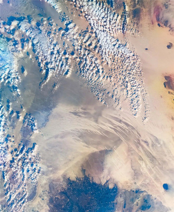 Ban đầu của ý tưởng này xuất phát từ việc tạo một hình nền đặc biệt cho chiếc Xiaomi 10 kiệt tác quan trọng trong kỷ niệm 10 năm của Xiaomi. Để tạo ra hình nền phù hợp cho chiếc điện thoại đã được Xiaomi nghiên cứu trong chương trình nghị sự từ rất sớm.