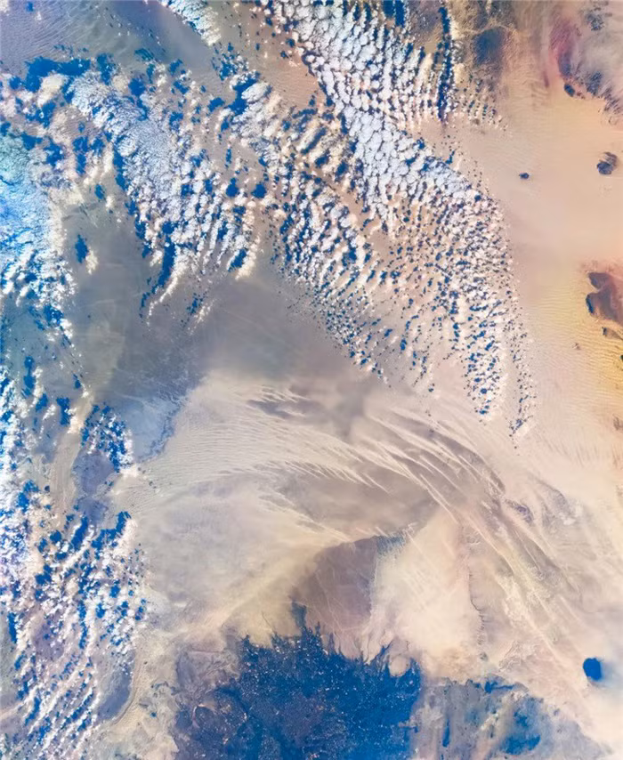 Ban đầu của ý tưởng này xuất phát từ việc tạo một hình nền đặc biệt cho chiếc Xiaomi 10 kiệt tác quan trọng trong kỷ niệm 10 năm của Xiaomi. Để tạo ra hình nền phù hợp cho chiếc điện thoại đã được Xiaomi nghiên cứu trong chương trình nghị sự từ rất sớm.