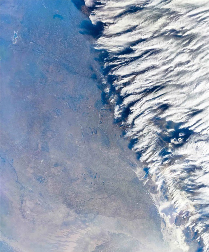 Mắt của cơn bão đang hình thành hay quá trình di cư tại đồng cỏ ở Đông Phi và núi lửa đang phun trào. Những kỳ quan khổng lồ này rất khó chụp được khi ở trái đất.