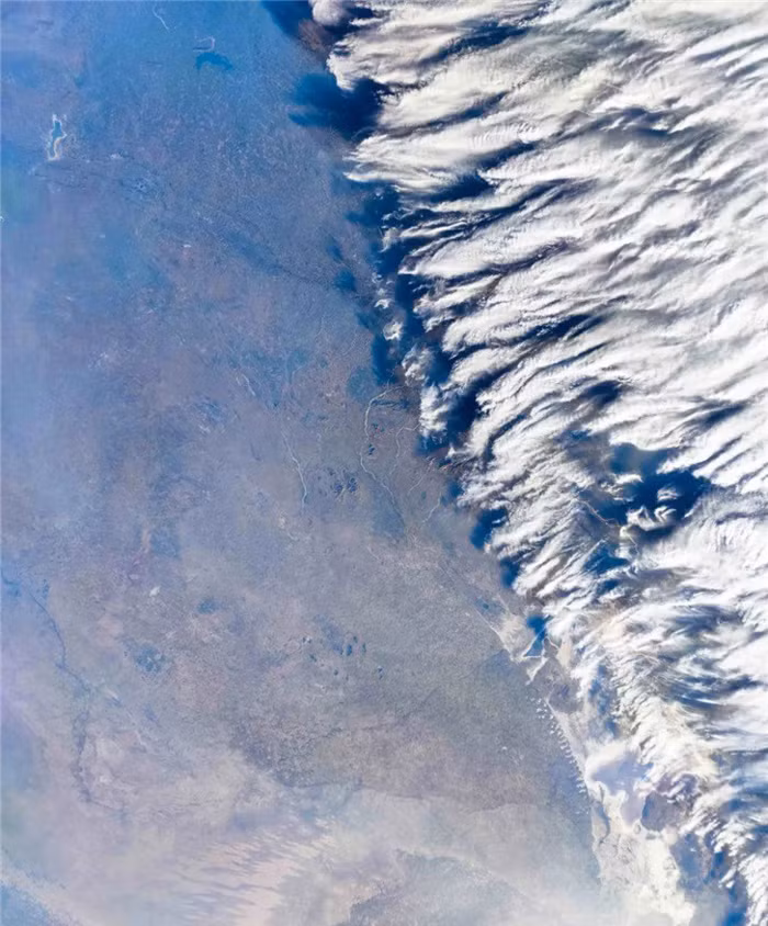 Mắt của cơn bão đang hình thành hay quá trình di cư tại đồng cỏ ở Đông Phi và núi lửa đang phun trào. Những kỳ quan khổng lồ này rất khó chụp được khi ở trái đất.