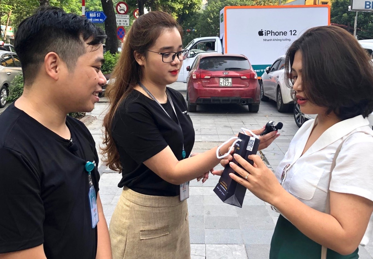 Nhieu iFan nhan iPhone 12 tan tay trong ngay tra hang dau tien