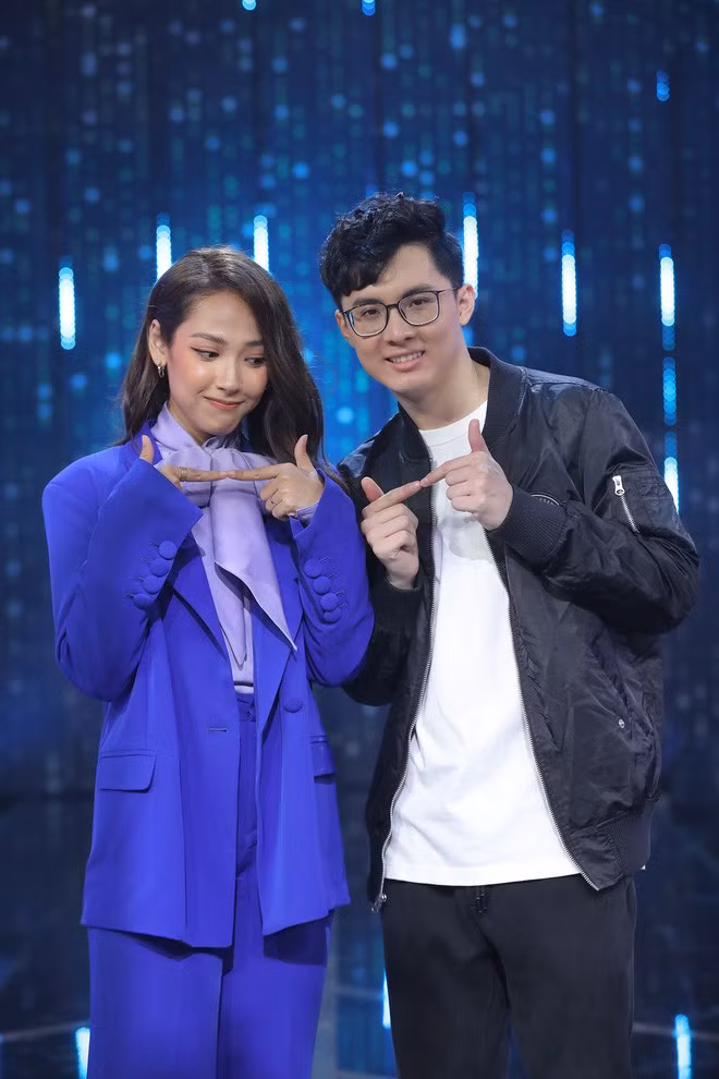 Cặp đôi Noway và Cara Phương hiện đang nhận được khá nhiều sự chú ý của fan hâm mộ sau màn ghép đôi thành công tại Người ấy là ai?. Dù chênh lệch nhau 2 tuổi nhưng khi đứng cạnh nhau đôi trẻ này trông vẫn vô cùng đẹp đôi.