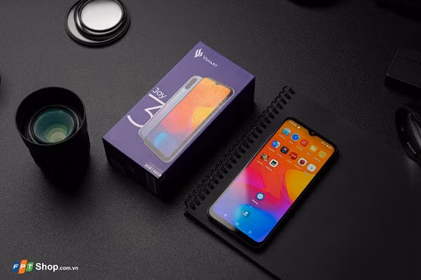 Nếu chỉ sử dụng Joy 3 như một smartphone với chức năng cơ bản nghe gọi và giải trí cơ bản thì 2GB là đủ nhưng nếu nhu cầu cao hơn thì hãy cân nhắc đến một lựa chọn điện thoại có dung lượng RAM lớn hơn. Ảnh: soha