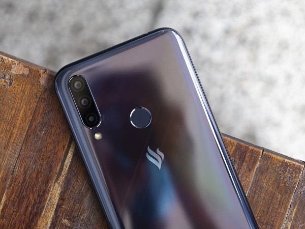 Dung lượng pin khủng có lẽ là một ưu thế lớn của Joy 3 khi sản phẩm này đã được kế thừa truyền thống sạc nhanh từ những sản phẩm đầu tiên, cho phép nghe nhạc liên tục 143 giờ, xem video YouTube 25 giờ hay gọi điện 48 giờ. Đồng thời, còn có một tính năng khác mà những sản phẩm trong tầm giá này hiếm có nhưng Joy 3 lại có, chính là cảm biến vân tay nhằm tăng bảo mật cho điện thoại. Ảnh: hoanghamobile