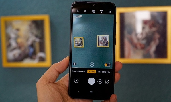 Vinsmart Joy 3 là một trong những model hiếm hoi trong tầm giá 2 triệu đồng được trang bị hệ thống 3 camera sau AI gồm camera chính, camera xóa phông và góc rộng, mang đến trải nghiệm chụp ảnh tuyệt vời cho người sử dụng với những bức ảnh “ảo diệu” đến bất ngờ. Ảnh: viettelstore