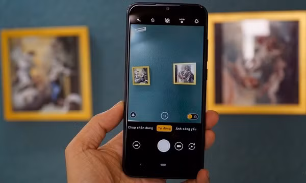 Vinsmart Joy 3 là một trong những model hiếm hoi trong tầm giá 2 triệu đồng được trang bị hệ thống 3 camera sau AI gồm camera chính, camera xóa phông và góc rộng, mang đến trải nghiệm chụp ảnh tuyệt vời cho người sử dụng với những bức ảnh “ảo diệu” đến bất ngờ. Ảnh: viettelstore