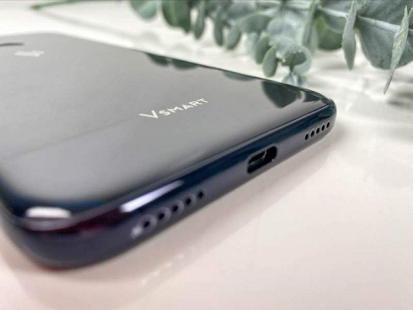 Tuy nhiên về bản chất Vsmart Joy 3 vẫn chỉ là một mẫu smartphone giá rẻ, do đó sản phẩm này không thể tránh khỏi những nhược điểm, đầu tiên phải kể đến thiết kế khá dày và nặng. Nếu cầm máy trên tay sử dụng quá lâu sẽ có cảm giác mỏi, dễ bị rơi vào mặt. Ảnh: trainghiemso