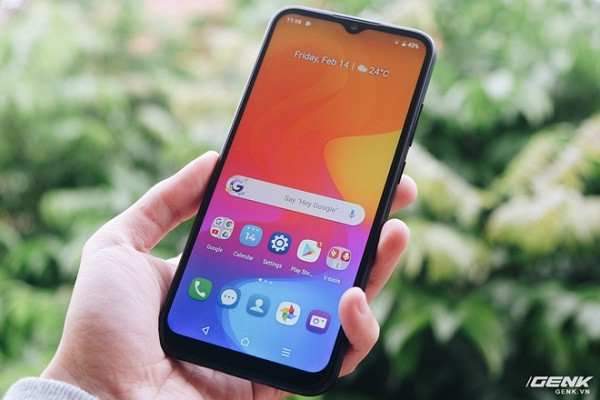 Kích thước màn hình lớn là ưu điểm nhưng cũng là một điểm trừ của Joy 3 bởi độ phân giải chỉ dừng ở mức HD+, độ sáng không quá cao khiến khả năng hiển thị sẽ bị giảm khi sử dụng dưới trời nắng. Ảnh: Genk