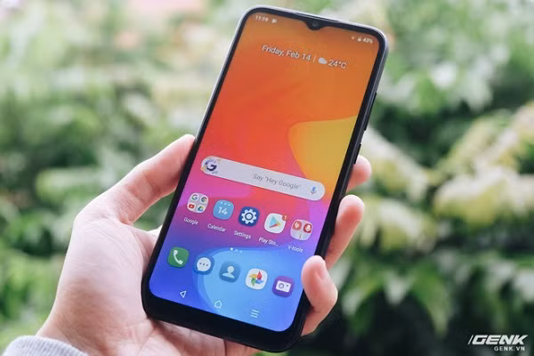 Kích thước màn hình lớn là ưu điểm nhưng cũng là một điểm trừ của Joy 3 bởi độ phân giải chỉ dừng ở mức HD+, độ sáng không quá cao khiến khả năng hiển thị sẽ bị giảm khi sử dụng dưới trời nắng. Ảnh: Genk