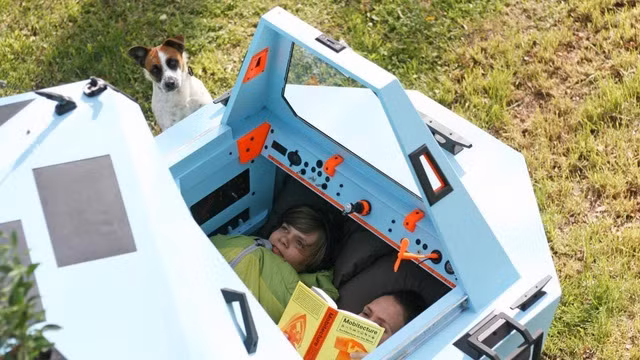 Với ý tưởng ban đầu là kết hợp một ngôi nhà mini, gắn với 1 chiếc xe có khả năng lội nước, theo đó mà Z-Triton ra đời với ngoại hình là một chiếc xe có ca-bin nhưng lại di chuyển được dưới nước như một chiếc tàu.