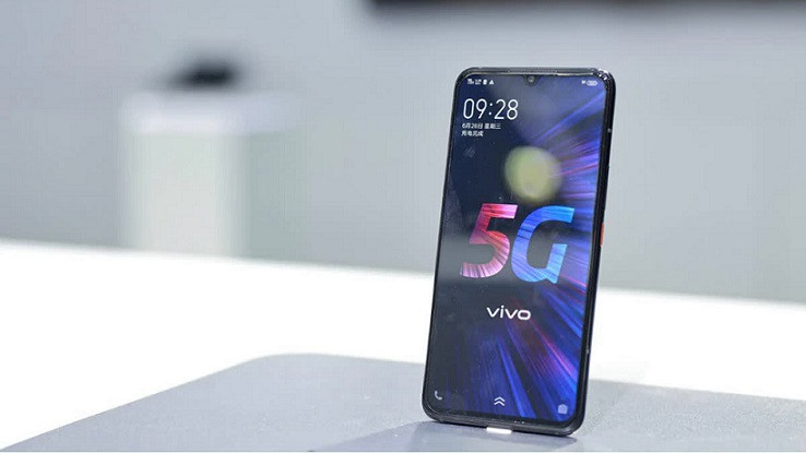 Thiết kế của Vsmart Aris 5G ở dạng kim loại nguyên khối, đem lại một cảm giác cầm đầm và chắc tay hơn so với những phiên bản làm bằng nhựa trước đây của Vsmart.