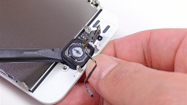 Nguyên nhân khác đến từ việc chiếc iPhone bạn mua là hàng kém chất lượng, được dựng lại và bộ phận cảm biến chỉ được làm cho có, không hề có tác dụng. Việc thay màn hình iPhone cũng là một trong số những yếu tố khiến điện thoại bị hư hỏng cảm biến vân tay.