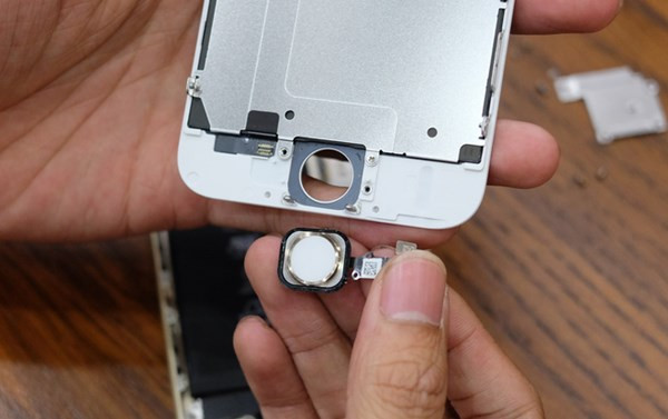 Theo chia sẻ từ một số chủ cửa hàng chuyên mua bán và sửa chữa điện thoại iPhone, trên mỗi cảm biến Touch ID sẽ có một series khác nhau và chỉ đi kèm với một IMEI máy. Mỗi chiếc iPhone chỉ có một cảm biến vân tay duy nhất, cảm biến này được đồng bộ với vi xử lí trong main của máy.