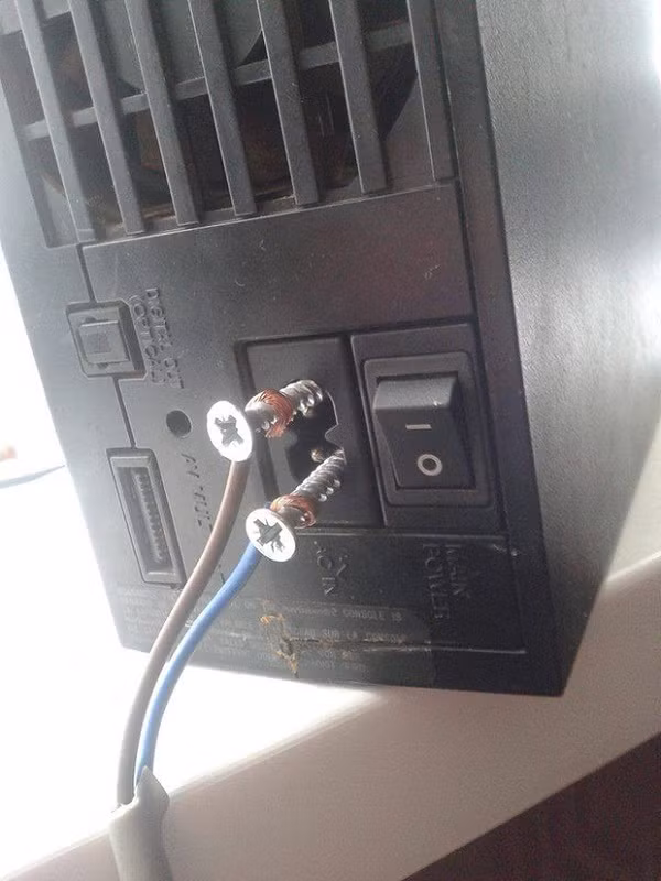  Sự sáng tạo của con người là không giới hạn, thành phẩm nối điện này đã chứng minh tất cả.