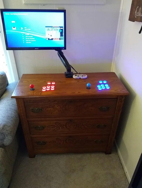 Nút bấm chơi game siêu chắc chắn được trang bị ngay trên tủ.