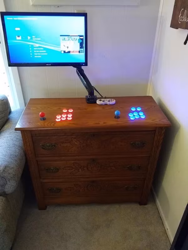 Nút bấm chơi game siêu chắc chắn được trang bị ngay trên tủ.