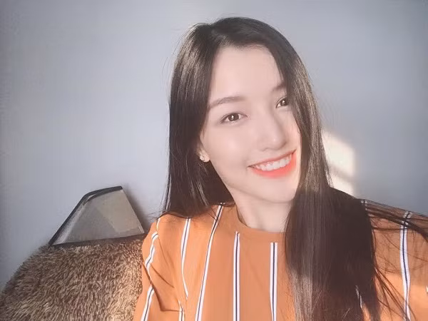 Ít ai biết rằng, trước khi trở thành tuyển thủ nữ đầu tiên xuất hiện tại giải đấu cao nhất của LMHT Việt Nam - VCSA, cô nàng Chi Chi (Đặng Phạm Phương Chi) từng là một người mẫu nổi tiếng. Nữ streamer LMHT xinh đẹp đạt giải cao tại nhiều cuộc thi thời trang, sắc đẹp như Top 10 Miss Tourism Queen International, Nữ Hoàng Trang Sức Việt Nam 2015 và Top 4 The Face Việt Nam 2017.