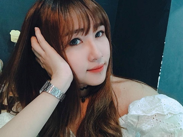 Uyên Pu (Trần Thị Phương Uyên) nổi tiếng là một trong những bóng hồng của làng game Việt nhờ thân hình nóng bỏng cũng như khả năng chơi game điêu luyện. Nữ streamer LMHT sở hữu kênh YouTube với hơn 1,2 triệu người đăng ký, trang cá nhân hơn 300.000 người theo dõi.